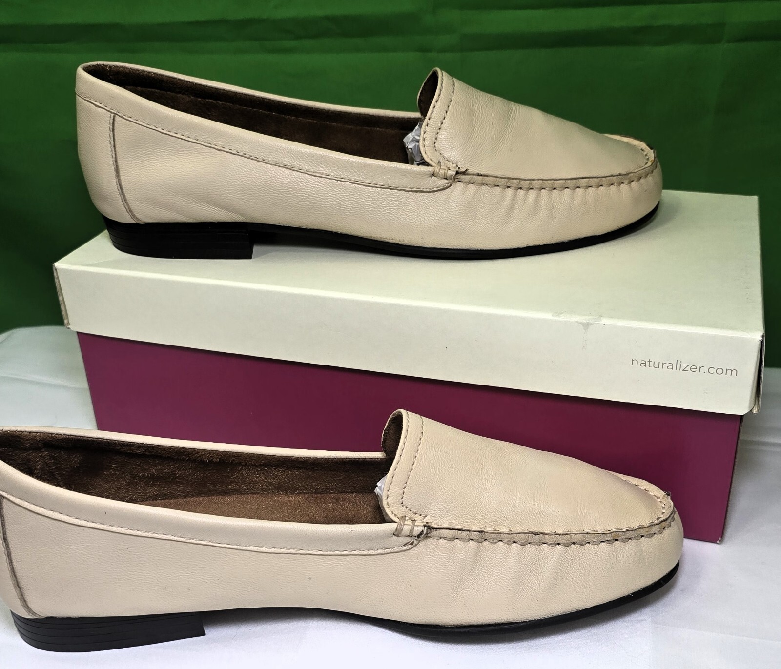 Naturalizer Women’s Loafers in Beige Leather – Brand New and Chic