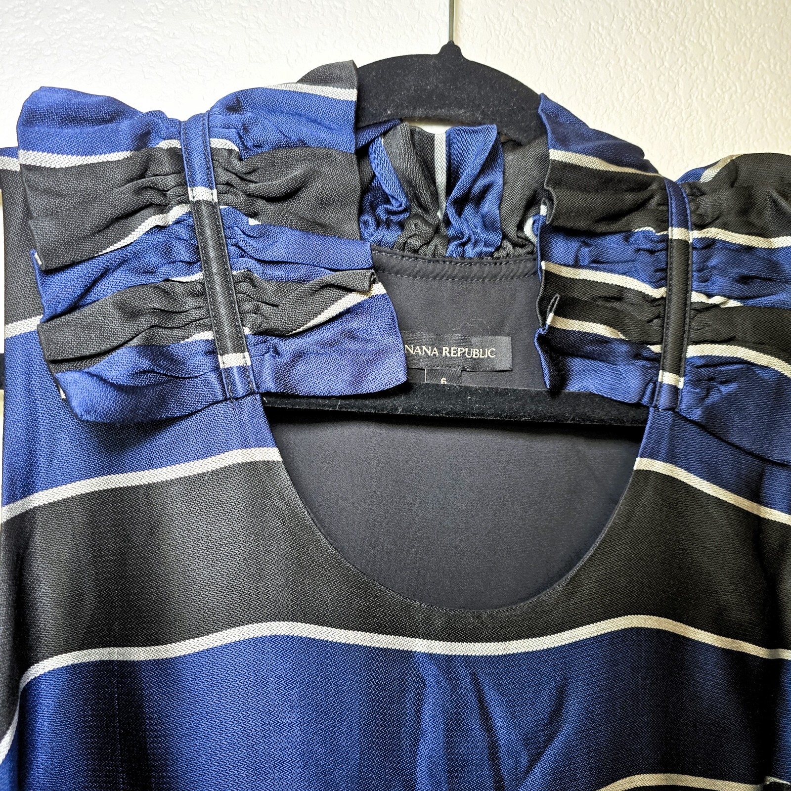 Banana Republic Women’s Size 6 Striped Shift Dress Navy Black Ruffle Neck Sleeve