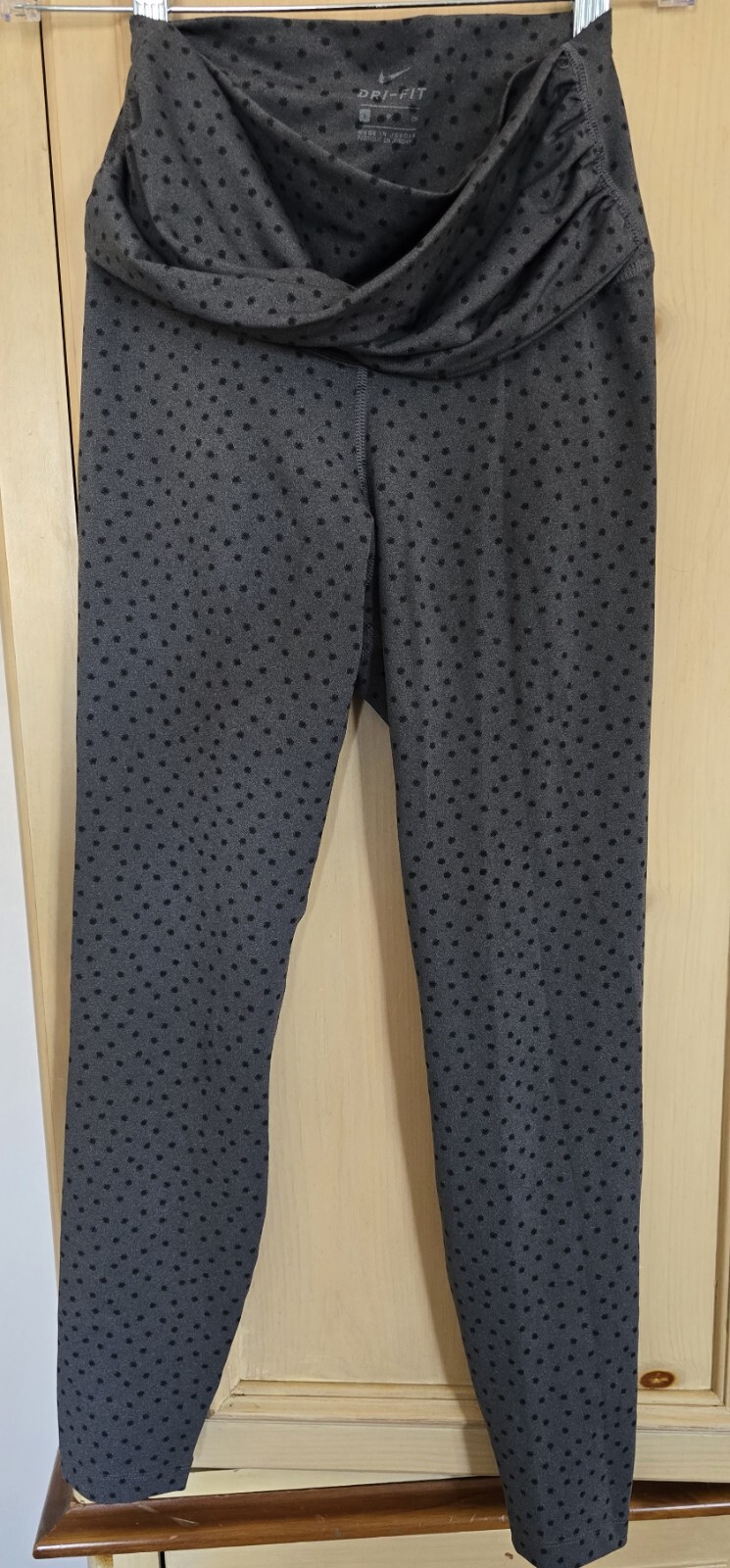 Nike Women's Yoga Twist-Waist High-Rise 7/8 Length Leggings Gray/Black Size S.